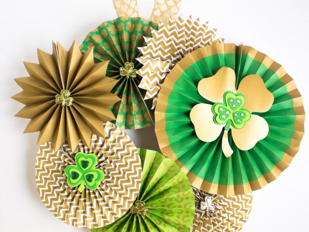 Coastal Decor DIY St Patrick’s Day Decor Ideas - St Patrick's Day Paper Fan Wreath #DIY #DecorDIY #StPatsDay #StPatricksDay #CoastalDecor