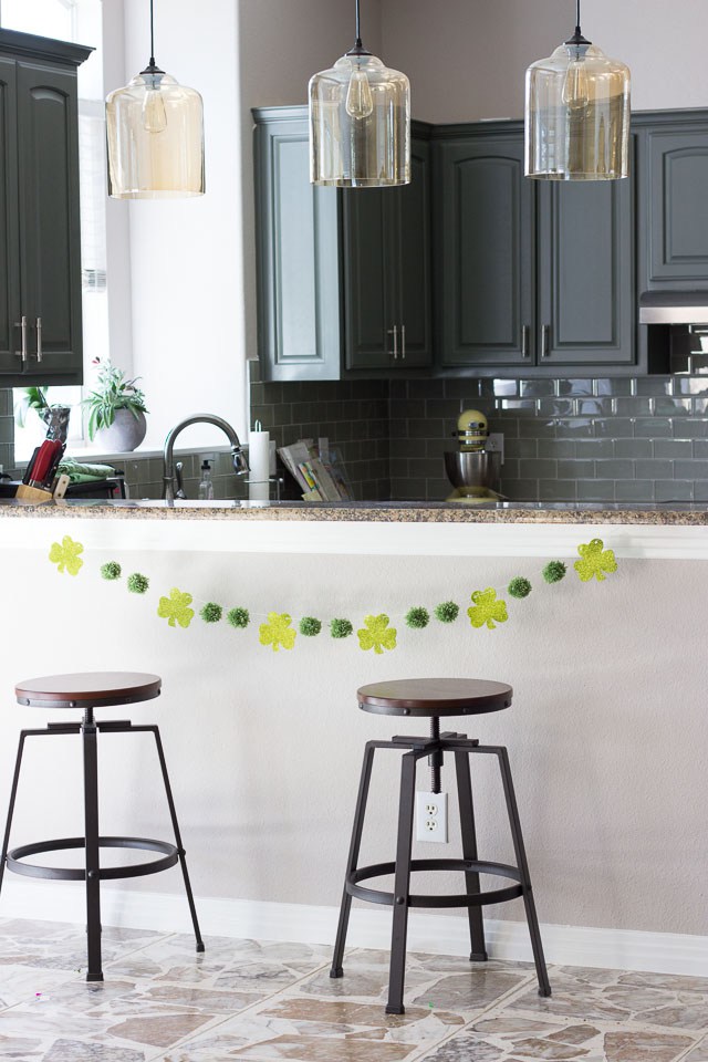 Shamrock Garland #DIY #DecorDIY #StPatsDecor #StPatricksDay #CoastalDecor