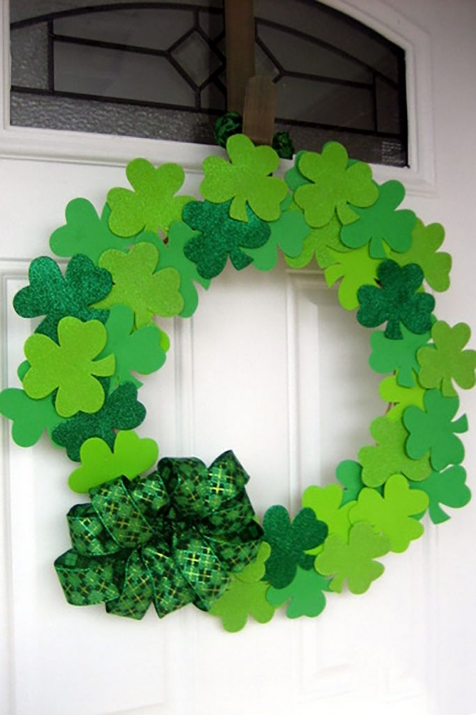 Decor DIY St Patricks Day - St. Patrick's Day Lucky Shamrock Wreath #DIY #DecorDIY #StPatricksDecor #CoastalDecor