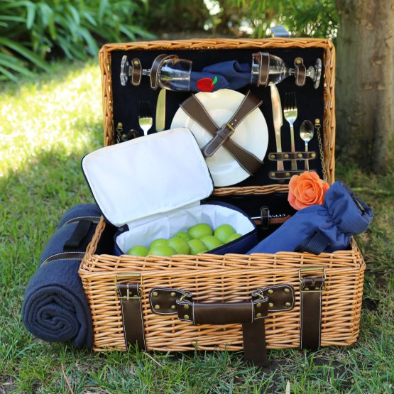 8 Things You Need For A Perfect Dinner on the Beach #beachnight #beachevening #beachdinner #beachparty #beachpicnic