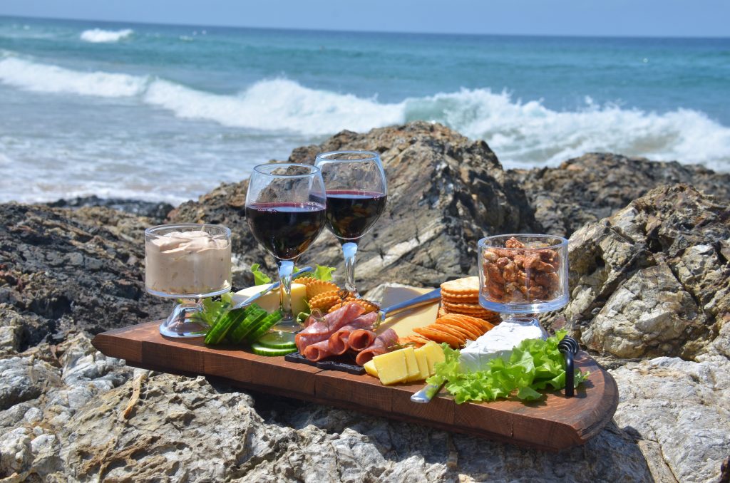 8 Things You Need For A Perfect Dinner on the Beach #beachnight #beachevening #beachdinner #beachparty #beachpicnic