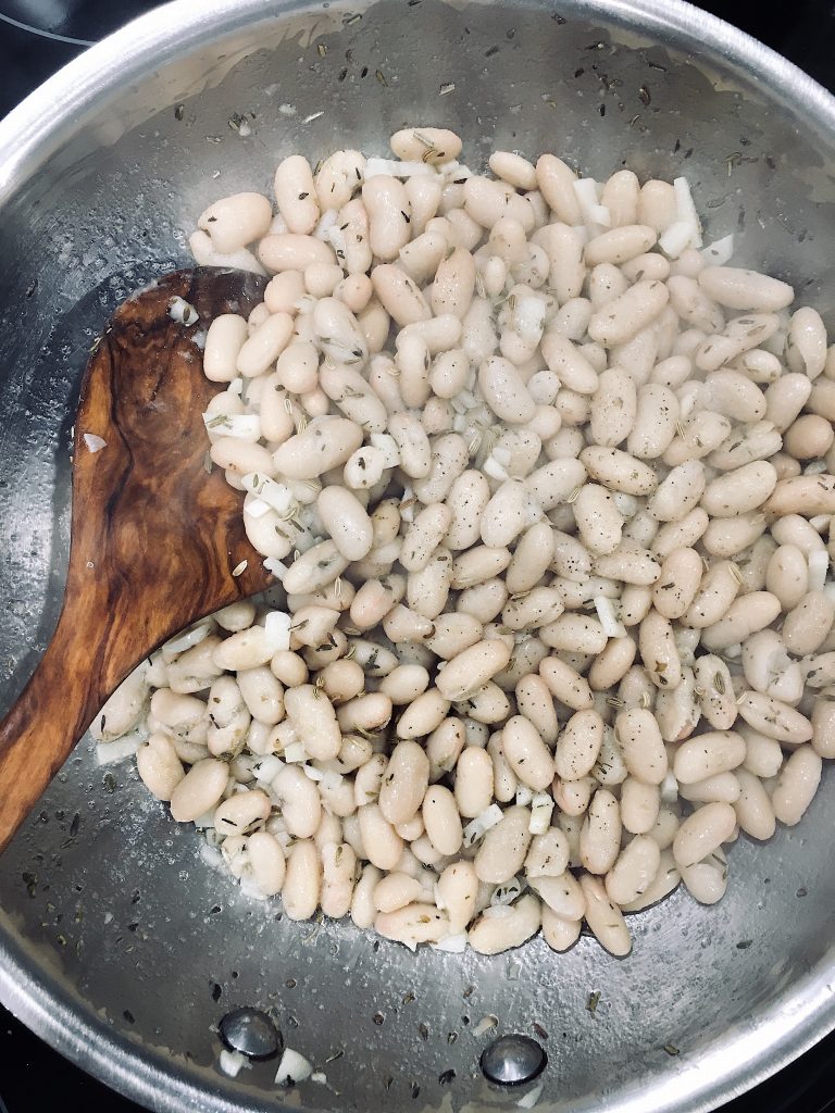 A Quick and Easy Spanish Seafood Dish Calamari and White Beans #cannellinibeans #spanishseafood #calamariCannellibeans #spanishquickeasy