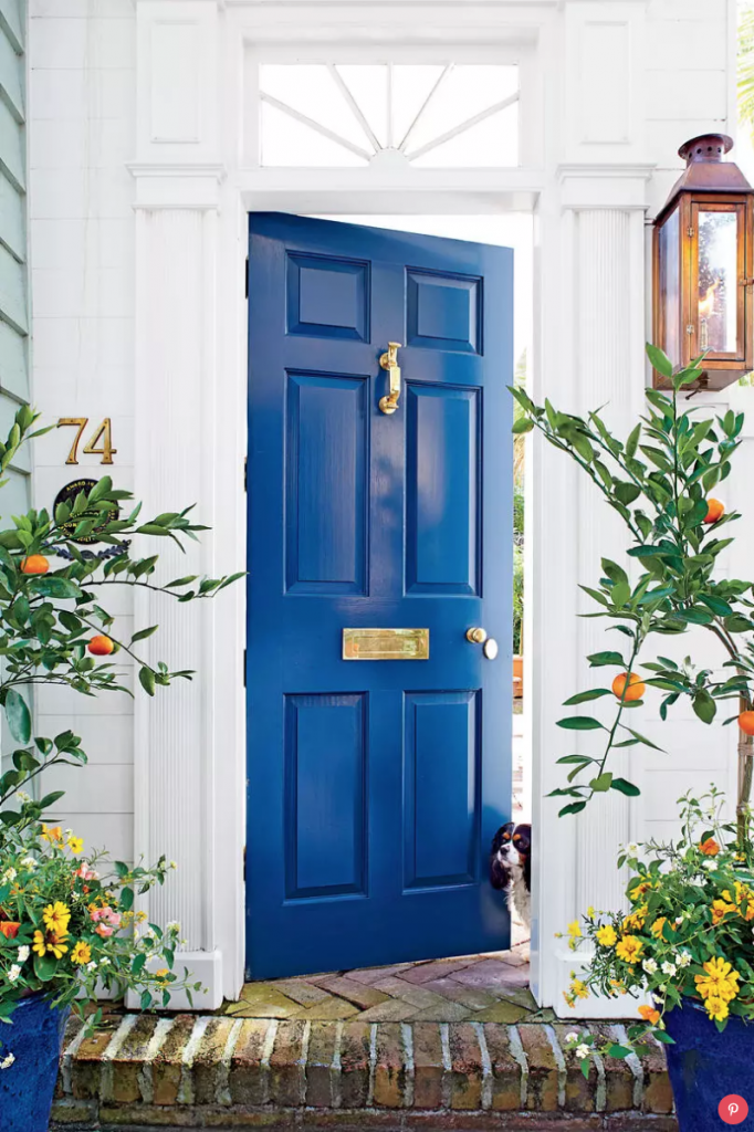 9 Stunningly Bold Coastal Front Doors - Gentleman's Gray #BoldDoors #BrightDoors #ColorfulDoors #GrayDoors #Doors