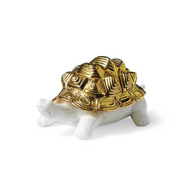 8 Glamorous Metallic Accents to Decorate Your Coastal Home Large Gold Plated Clam Shell #GramercyMarbleTortoise #coastaldecor #coastalAccents #Coastaltortoise