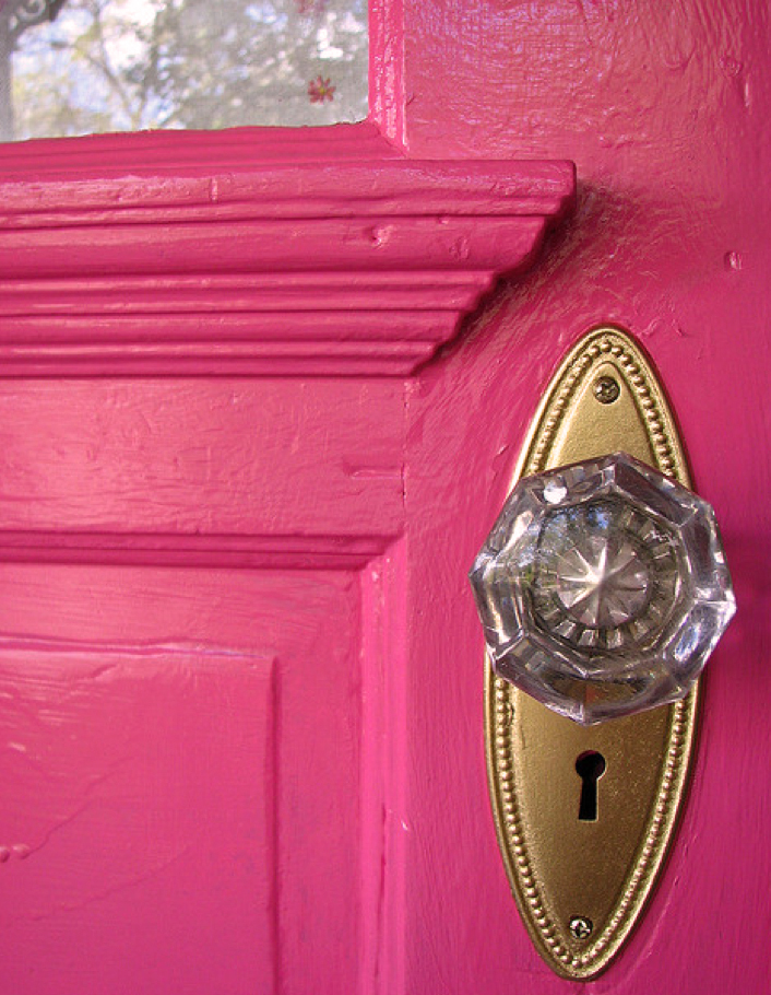 Curb Appeal DIY: Paint Your Front Door #ColorfulDoors #BoldDoors #curbappeal #pinkDoor #diy