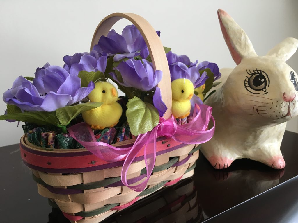 Easter Decor DIY Ideas to Celebrate Easter Easter Basket With Purple Anemones #Easter #EasterBasket #EasterDecor #EasterDIY #CelebrateEaster