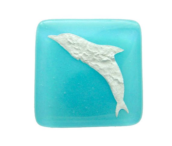 10 Cool Dolphin Accessories for Your Coastal Home #coastalhome #coastaldecor #dolphin #sealife #oceanlife