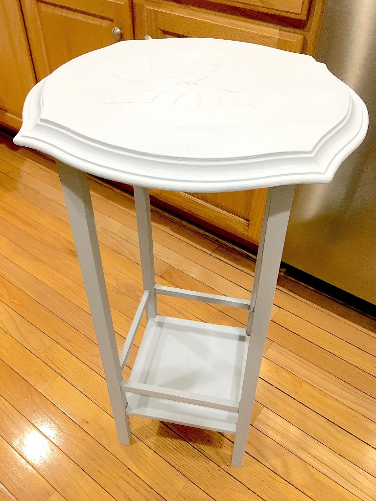 DIY: How to Refinish a Side Table with Chalk Paint #chalkpaint #DIY #refinishing #salvage #makeover