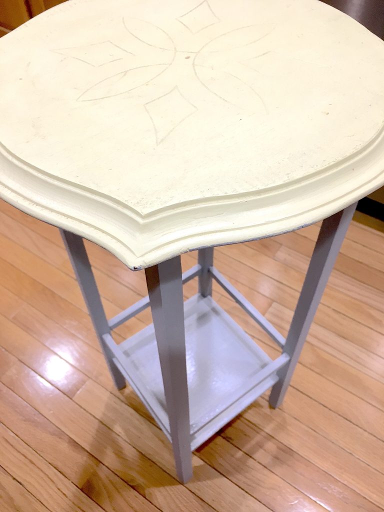 DIY: How to Refinish a Side Table with Chalk Paint #chalkpaint #DIY #refinishing #salvage #makeover