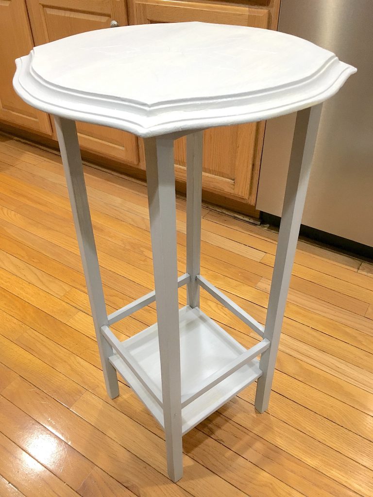 DIY: How to Refinish a Side Table with Chalk Paint #chalkpaint #DIY #refinishing #salvage #makeover