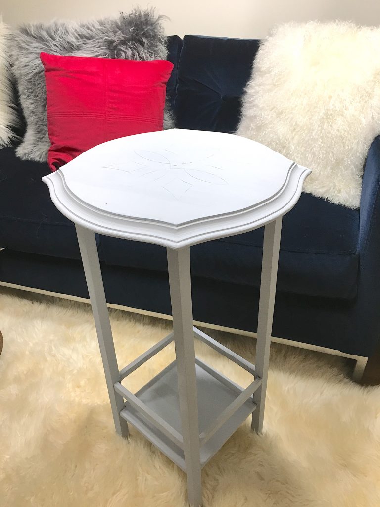 DIY: How to Refinish a Side Table with Chalk Paint #chalkpaint #DIY #refinishing #salvage #makeover