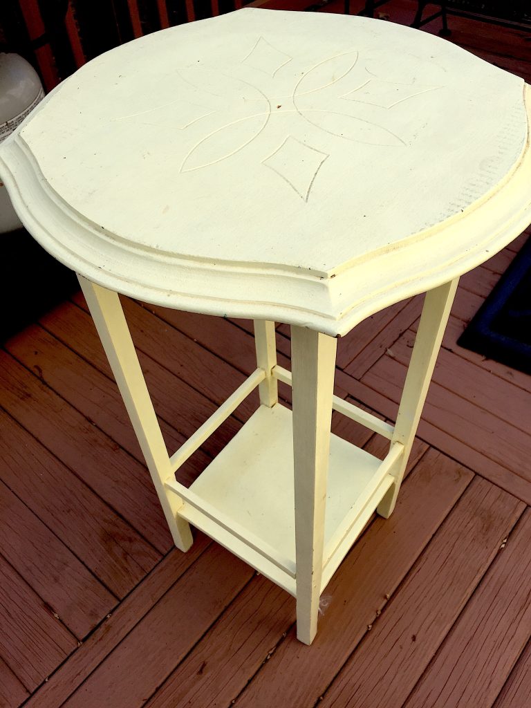 DIY: How to Refinish a Side Table with Chalk Paint #chalkpaint #DIY #refinishing #salvage #makeover