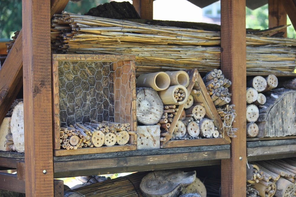 How to Build Bee Hotels for Solitary Bees Bee Hotel On A Stand #Wildlife #HabitatforWildlife #BeneficialWildlife #SaveTheBees #BeeHotels #HomeForBees #NativePlants #BeneficialPollinators #BeeFriendly