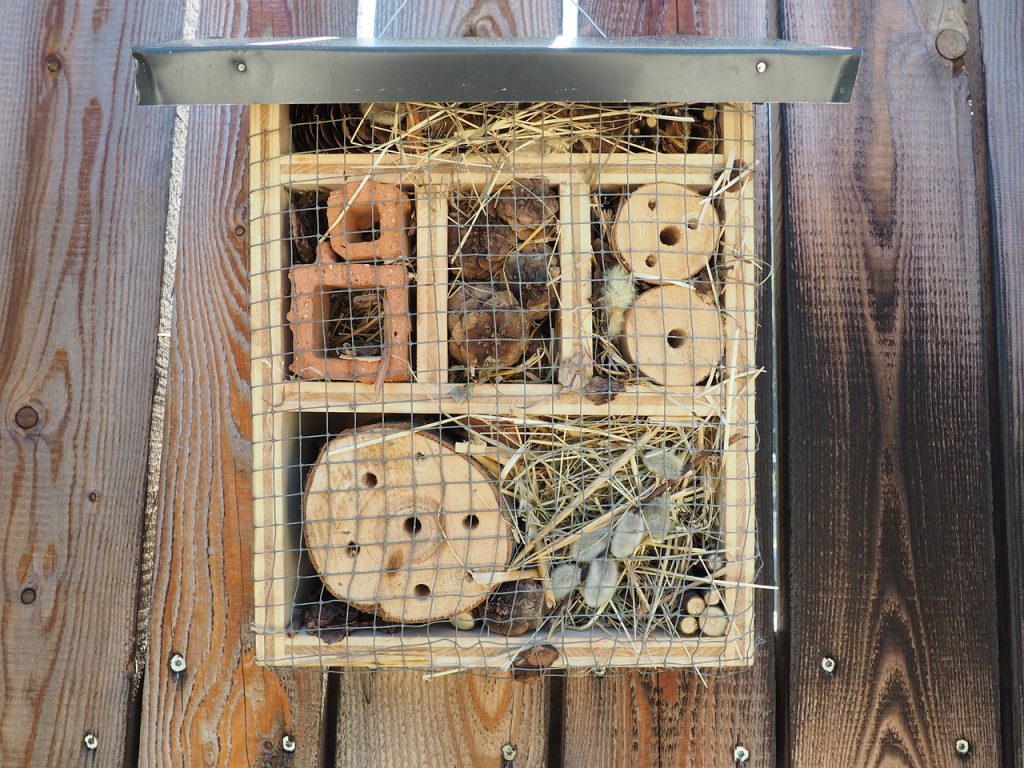 How to Build Bee Hotels for Solitary Bees Bee Hotel With Metal Roof #Wildlife #HabitatforWildlife #BeneficialWildlife #SaveTheBees #BeeFriendly #BeeHotels #HomeForBees #NativePlants #BeneficialPollinators 