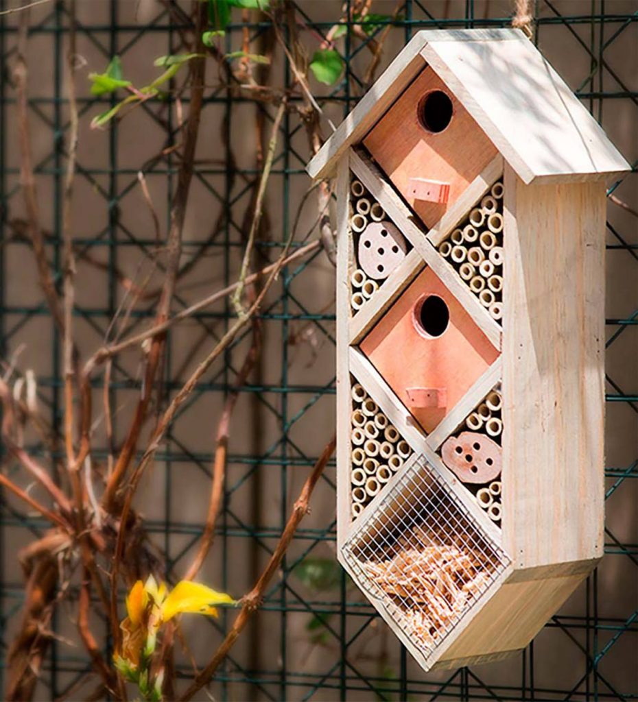 How to Build Bee Hotels for Solitary Bees Wood Bamboo Diamondback Bee Habitat #BeeFriendly #Wildlife #HabitatforWildlife #BeneficialWildlife #SaveTheBees #BeeHotels #HomeForBees #NativePlants #BeneficialPollinators 