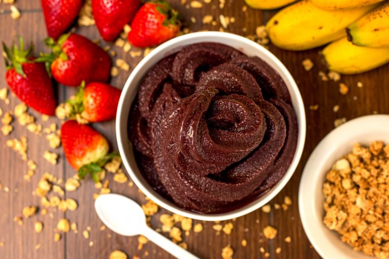 Easy Acai Bowl Recipe With Bananas and Blueberries