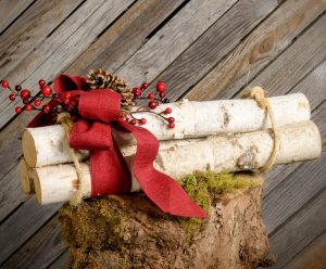 28 Christmas Centerpieces to Welcome House Guests Fireside Birch #Gifts #Centerpiece #ChristmasCenterpiece #Christmas #Decor #ChristmasEvergreens