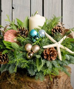 28 Christmas Centerpieces to Welcome House Guests Nautical Centerpiece Pillar #Gifts #Centerpiece #ChristmasCenterpiece #Christmas #Decor #ChristmasEvergreens