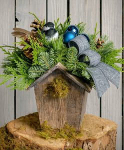 28 Christmas Centerpieces to Welcome House Guests Noble Nest #Gifts #Centerpiece #ChristmasCenterpiece #Christmas #Decor #ChristmasEvergreens