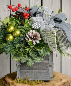 28 Christmas Centerpieces to Welcome House Guests Vintage Silver #Gifts #Centerpiece #ChristmasCenterpiece #Christmas #Decor #ChristmasEvergreens