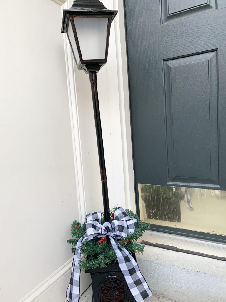 Modern Farmhouse Style DIY Christmas Door Decorations Christmas Lamp Post In Black #Farmhouse #Affordable #BudgetFriendly #Christmas #DIY #ChristmasDecor #FarmhouseDecor