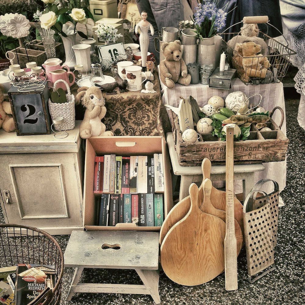 Brimfield Antique Show 2019 Flea Market Photo By Lobo Studio Hamburg #Antiques #Brimfield #BrimfieldAntiqueShow #Brimfield2019 #FleaMarket #BrimfieldFleaMarket