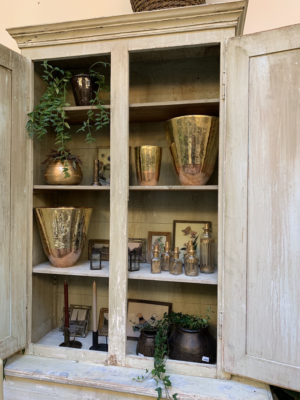 7 Things to do at Petersham Nurseries Petersham Homewares in Bookshelf #PetershamNurseries #Garden #GardenTools #GardenSupplies #Gardening #HomeDecor #GardenDecor #London #CoventGarden