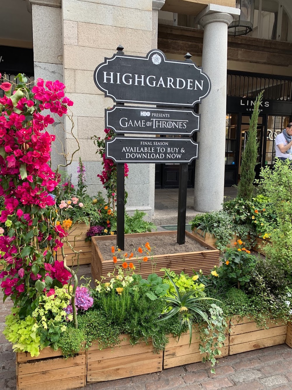 Crate Gardening for Small Spaces HighGarden Covent Garden #Garden #Gardening #SmallSpace #SmallSpaceGardening #ContainerGardening #VegetableGarden #HerbGarden #PorchGarden #PatioGarden 