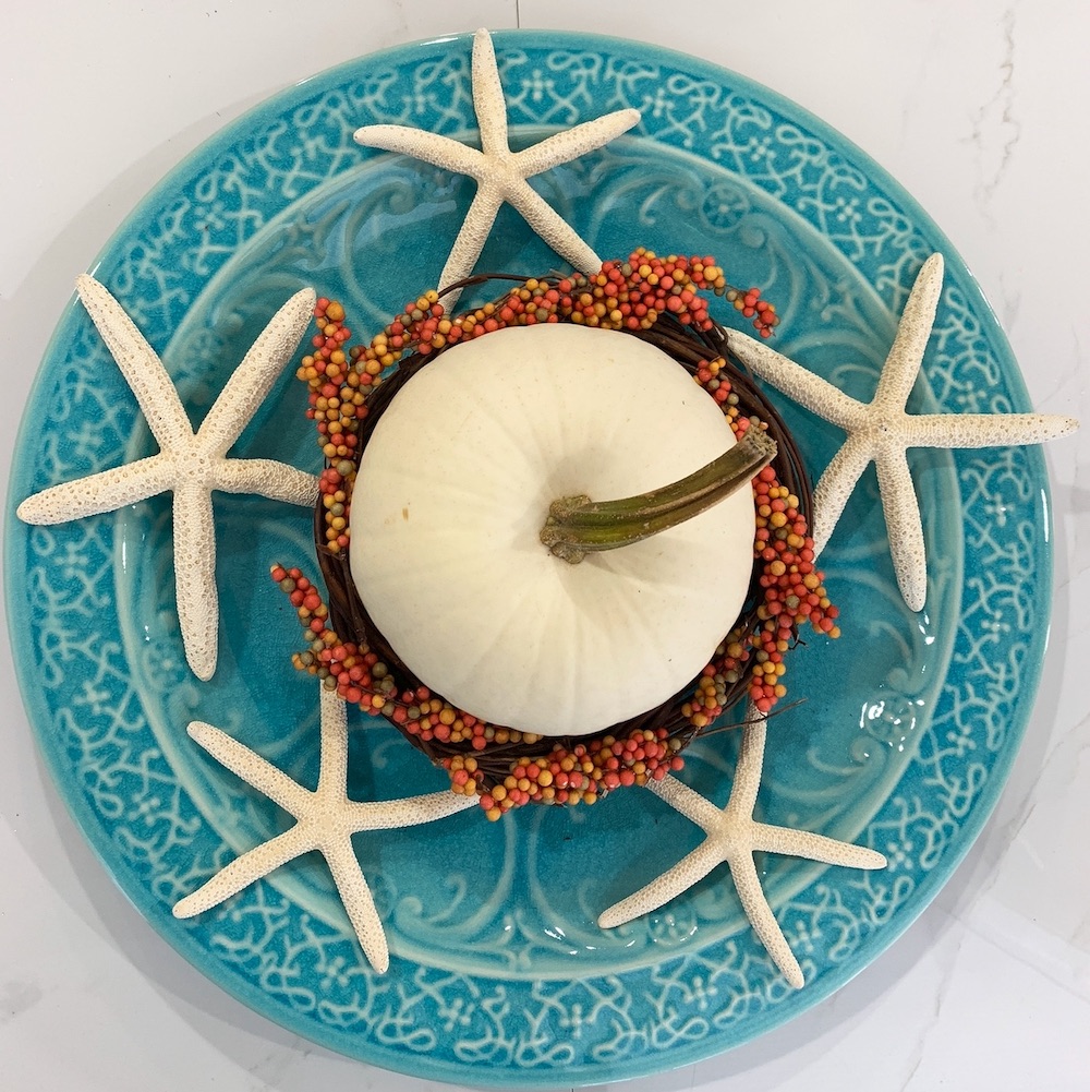 Autumn Dinner Table Ideas Casper Pumpkin with White Finger Starfish #DIY #DIYDecor #ThanksgivingCenterpiece #FallCenterpiece #FallDecor #Thanksgiving #ThanksgivingTable #Centerpiece #AutumnCenterpiece
