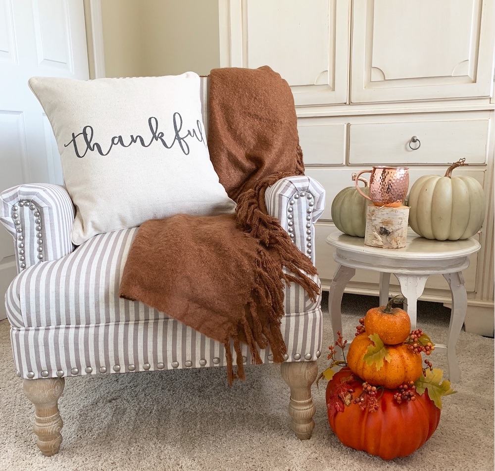 Autumn Decor DIY Ideas Cozy Accent Chair with Hot Cocoa #DIY #DIYDecor #AutumnDecor #FallDecor #AutumnDecorDIY 