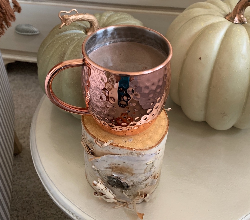 Fall Styling Ideas Hot Cocoa on side table #DIY #DIYDecor #AutumnDecor #FallDecor #AutumnDecorDIY 