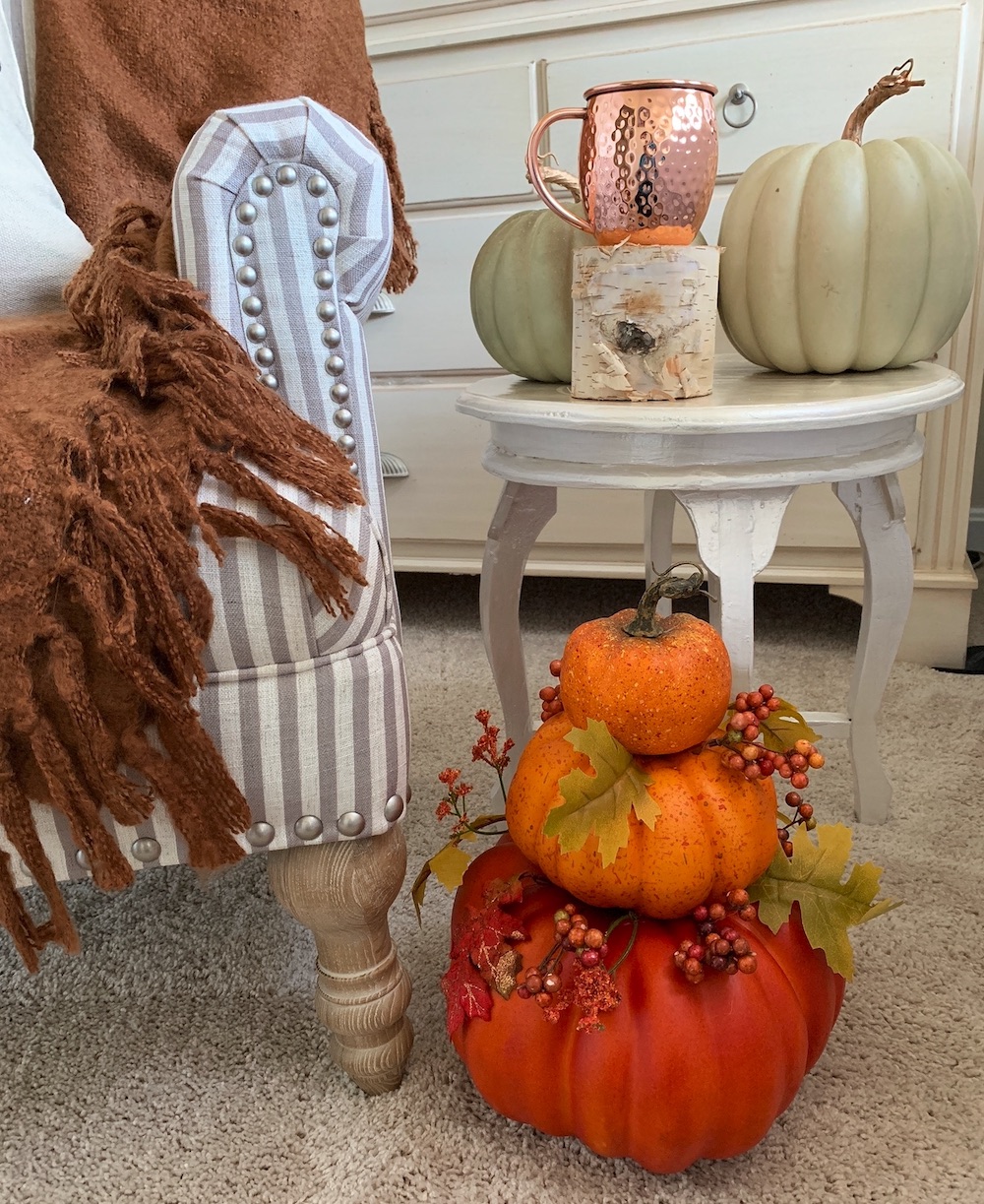 Fall Styling Ideas Side Table with Pumpkin Decor #DIY #DIYDecor #AutumnDecor #FallDecor #AutumnDecorDIY 