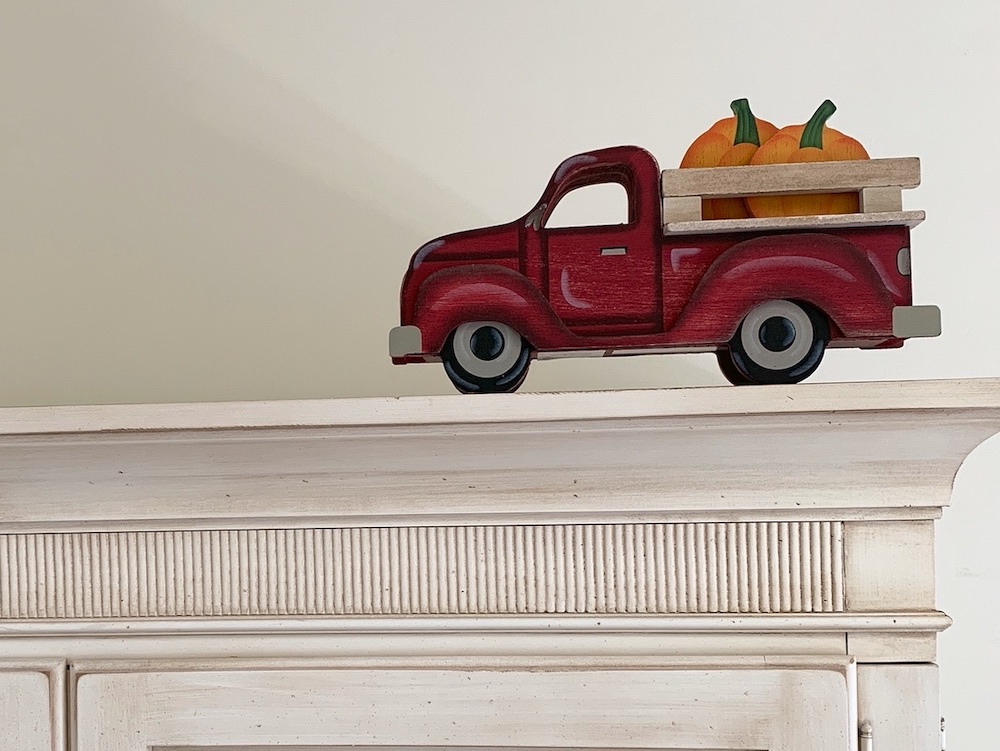 Fall Styling Ideas Pumpkins Delivery in Classic Red Truck #DIY #DIYDecor #AutumnDecor #FallDecor #AutumnDecorDIY 