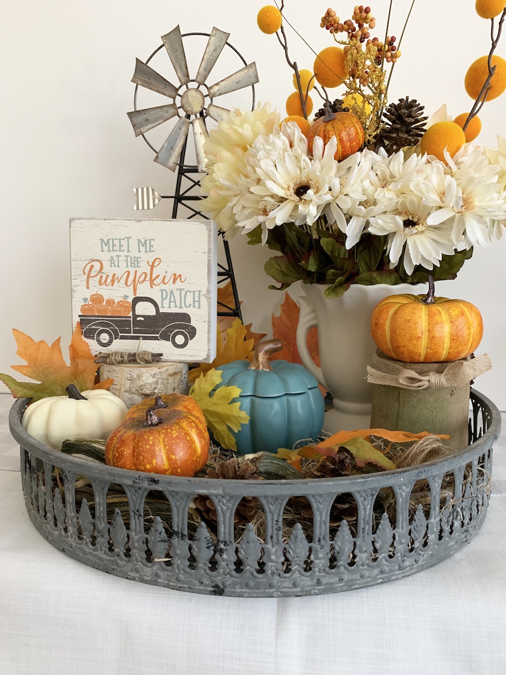 Decor Styling Ideas Pumpkin Filled Rustic Tray #DIY #DIYDecor #AutumnDecor #FallDecor #AutumnDecorDIY 