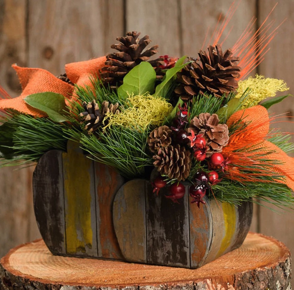 Centerpiece for the Thanksgiving Table Pumpkin Pine #Decor #ThanksgivingDecor #FallCenterpiece #FallDecor #Thanksgiving #ThanksgivingTable #Centerpiece