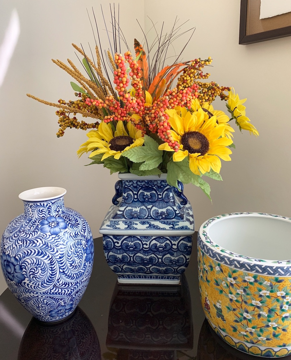 Autumn Decor DIY Ideas Sunflower filled Blue Vase #DIY #DIYDecor #AutumnDecor #FallDecor #AutumnDecorDIY 