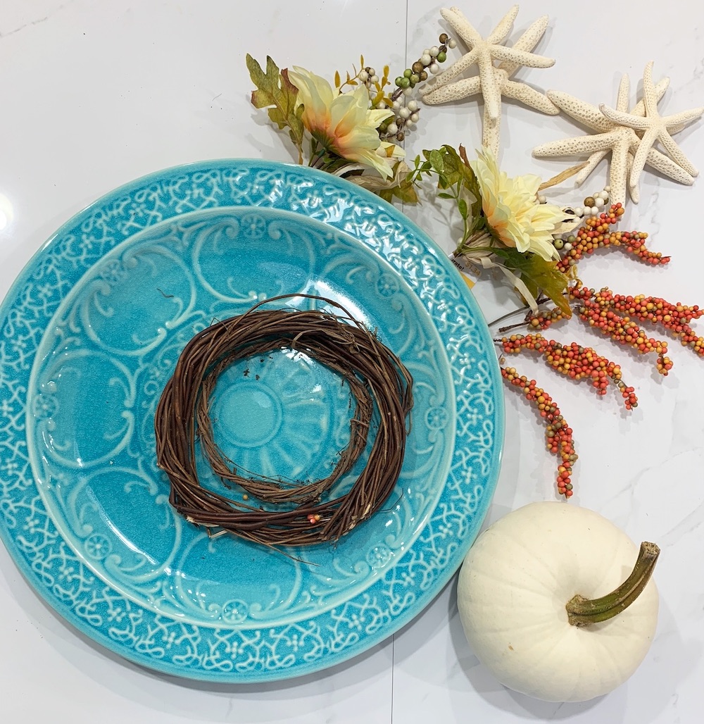 Thanksgiving Centerpiece Ideas Supplies Casper Pumpkin Round Turquoise #DIY #DIYDecor #ThanksgivingCenterpiece #FallCenterpiece #FallDecor #Thanksgiving #ThanksgivingTable #Centerpiece #AutumnCenterpiece