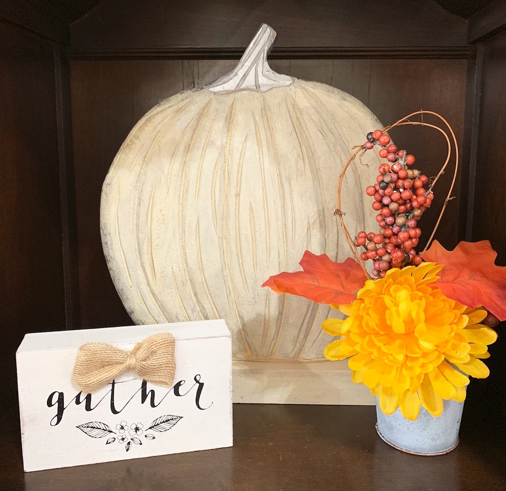 Autumn Decor DIY Ideas Wooden Pumpkin Gather Chrysanthemum Decor #DIY #DIYDecor #AutumnDecor #FallDecor #AutumnDecorDIY 