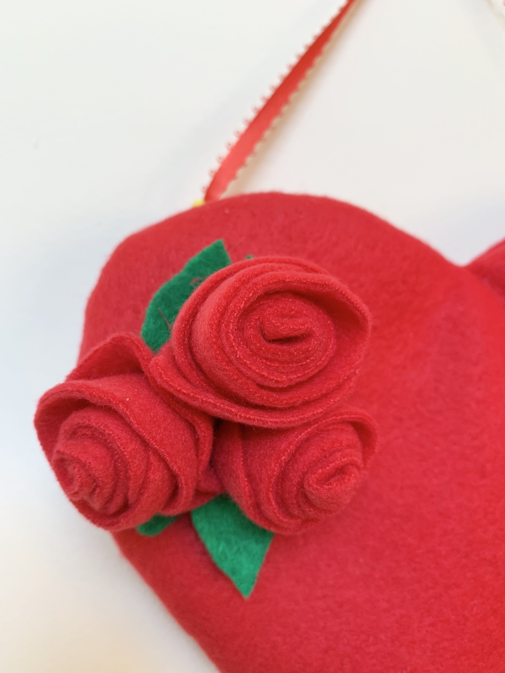 Valentine's Decor Rosettes on Valentine #ValentinesDay #ValentineHeart #DIY #Decor #DIYDecor #DIYValentineDecor #ValentineHeartwithRosettes #HeartwithRosettes #DIYValentineHeart