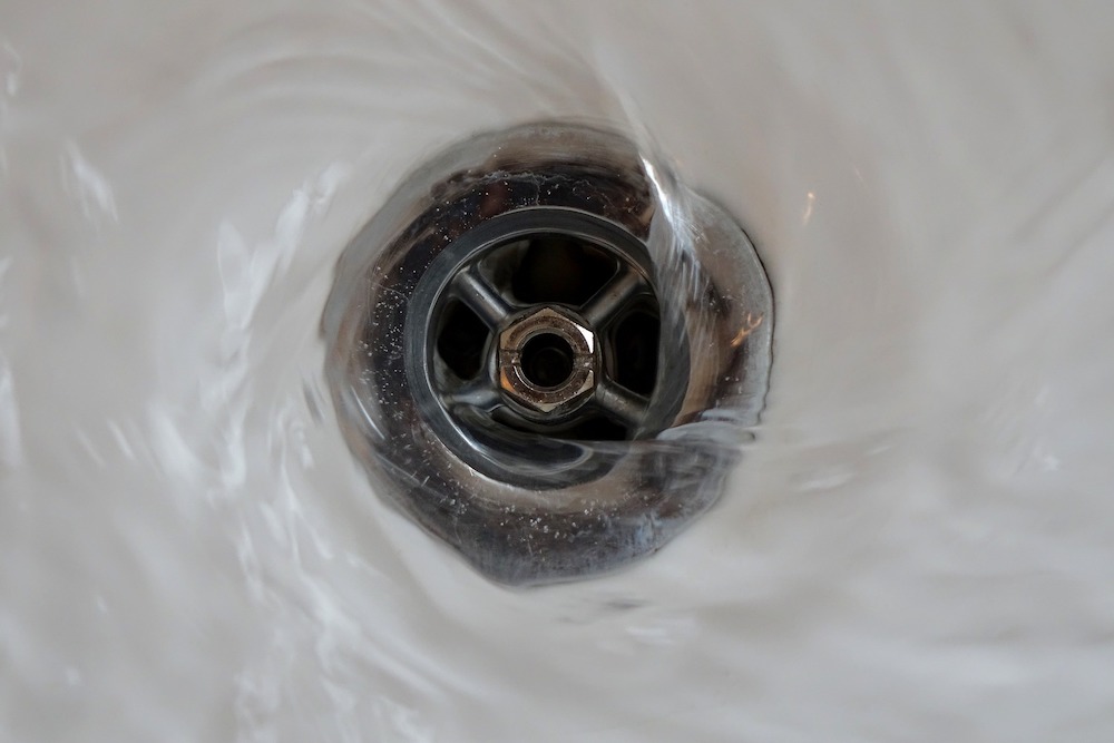 Bathroom Drain #CleanHome #Cleaning #HouseCleaning #HouseKeeping #Vinegar #CleaningwithVinegar #SaveMoney #SaveTime #BudgetFriendly #NonToxic 
