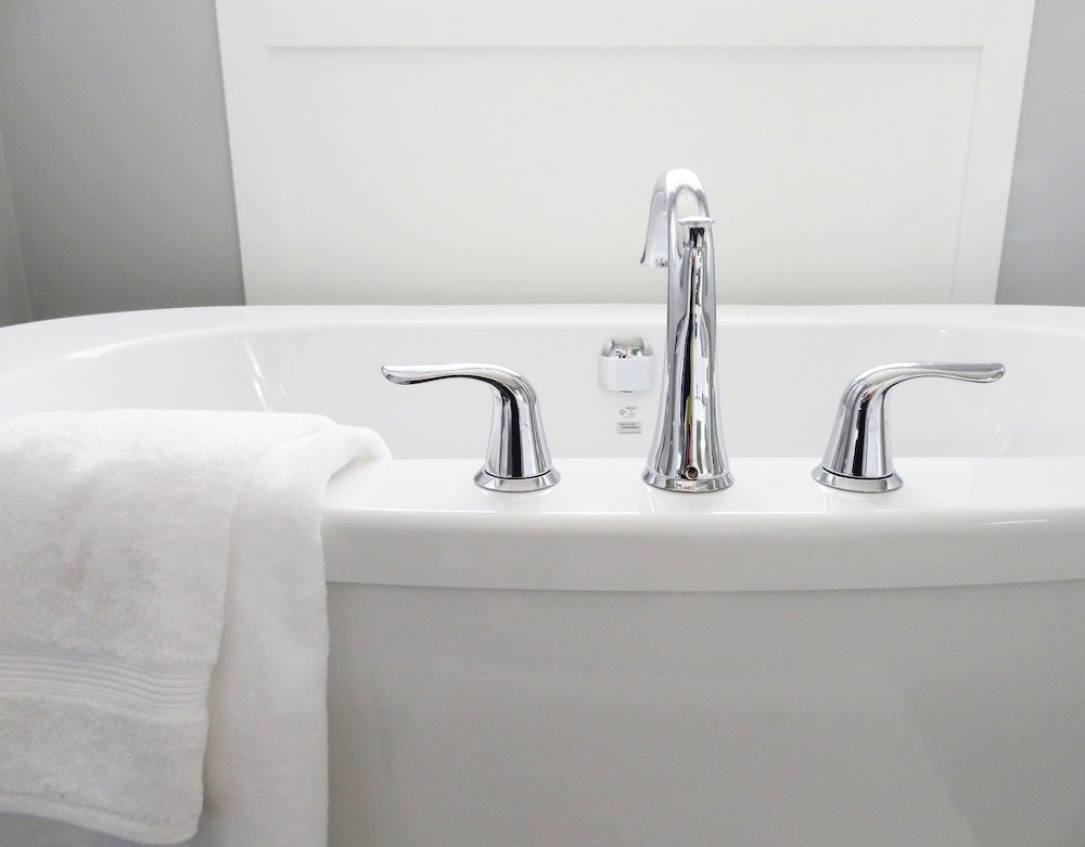 Cleaning Uses for Vinegar Bathtub Faucet #CleanHome #Cleaning #HouseCleaning #HouseKeeping #Vinegar #CleaningwithVinegar #SaveMoney #SaveTime #BudgetFriendly #NonToxic 