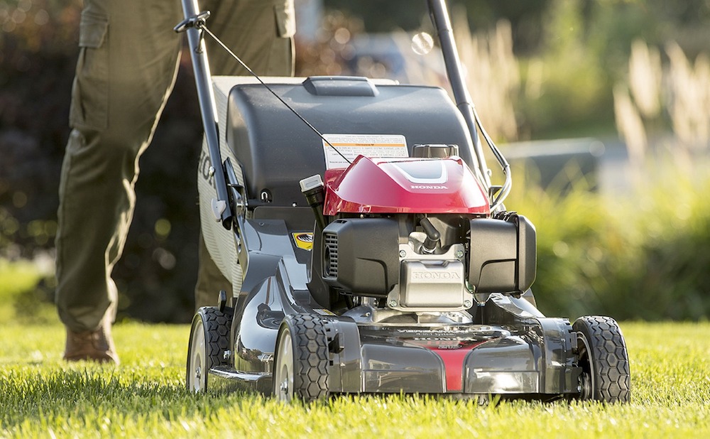 Vinegar Uses in the Garden Lawn Mower Cleaning #VinegarUses #Gardening #AllNaturalCleaning #SaveMoney #SaveTime #BudgetFriendly #NonToxic #EnvironmentallyFriendly #PatioCleaning #VinegarCleaning 