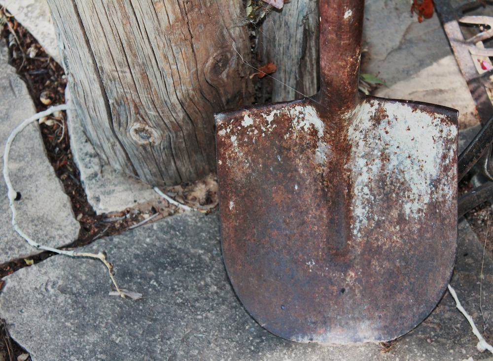 Vinegar Uses in the Garden Rust Covered Shovel #VinegarUses #Gardening #AllNaturalCleaning #SaveMoney #SaveTime #BudgetFriendly #NonToxic #EnvironmentallyFriendly #PatioCleaning #VinegarCleaning