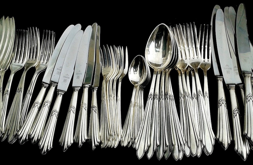 Cleaning Uses for Vinegar Silverware Service Set #CleanHome #Cleaning #HouseCleaning #HouseKeeping #Vinegar #CleaningwithVinegar #SaveMoney #SaveTime #BudgetFriendly #NonToxic 
