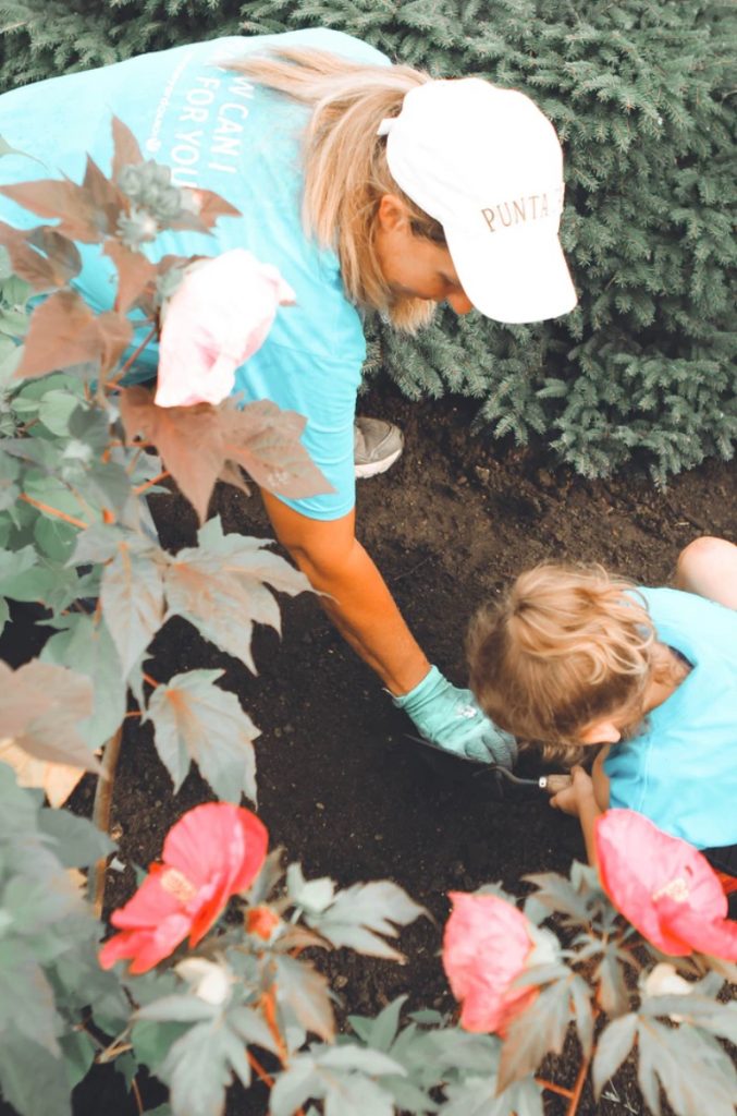 Garden Bed Cleaning #SpringGarden #Gardening #SpringCleaning #SprngGardenCleaning #SpringChores #BenefitsofGardening #GardenWorkOut 