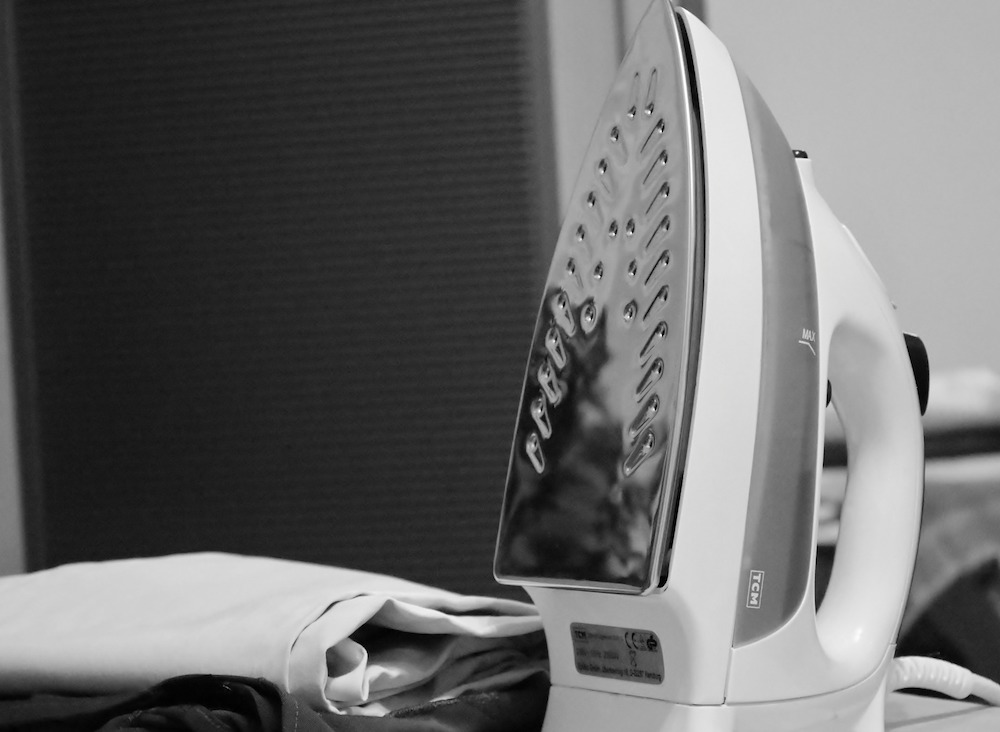 Steam Iron #Laundry #WashingClothes #CleanClothes #Vinegar #CleaningwithVinegar #SaveMoney #SaveTime #FrugalLiving #FrugalHome 
