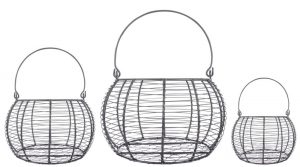 Rustic Farmhouse Egg Baskets, Metal Storage Baskets #Farmhouse #Storage #Organization #FarmhouseStorage #CountryStyleStorage #CountryDecor #FarmhouseOrganization #CountryStyle #VintageStyle