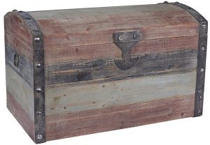 Simple Farmhouse Storage Solutions Stripped Weathered Wooden Storage Trunk #Farmhouse #Storage #Organization #FarmhouseStorage #CountryStyleStorage #CountryDecor #FarmhouseOrganization #CountryStyle #VintageStyle