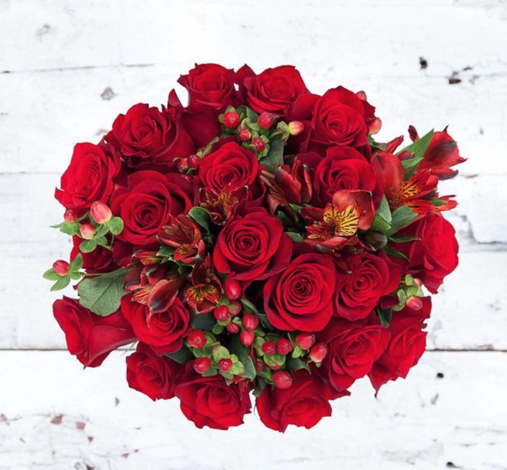 Best Online Christmas Flowers Very Merry by The Bouqs #FreshFlowers #FlowerDelivery #bouquets #OnlineFlowers #FlowersOnline #Christmas #ChristmasFlowers #FestiveFlowers