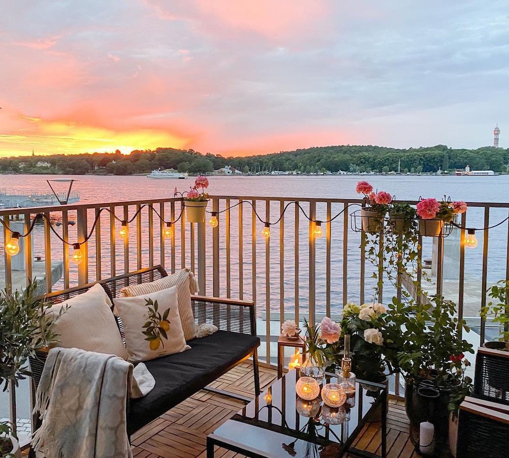 Make the Most of Your View #Balcony #BalconyDecor #BalconyDecorIdeas #CoastalBalcony #HomeDecor #AtHomeontheBalcony #HomeDecorTips #BalconyHome 